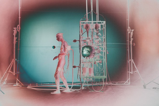 This image has an empty alt attribute; its file name is 0.jpg